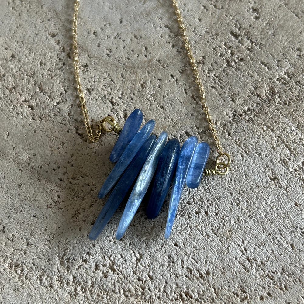 Collier grigris en pierre naturelle Cyanite